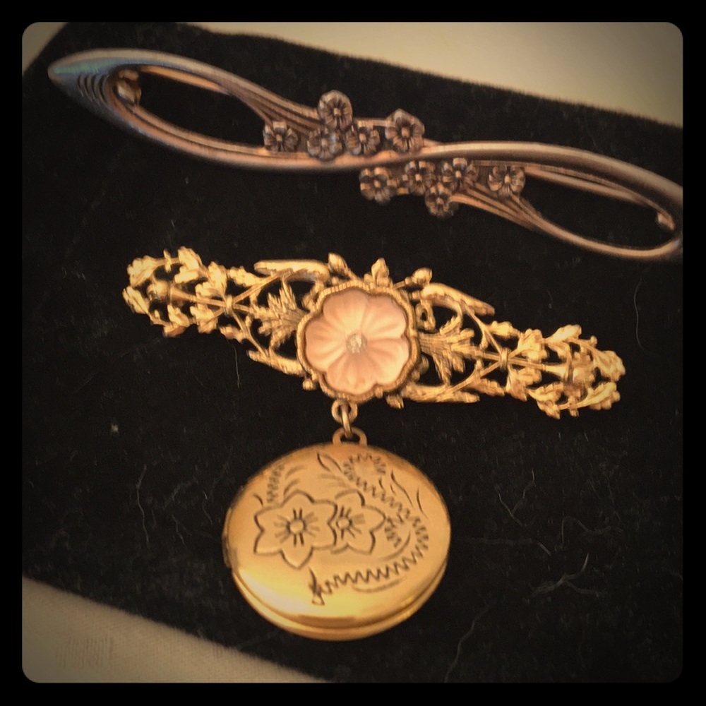 Vintage style Pin and locket with velvet bag